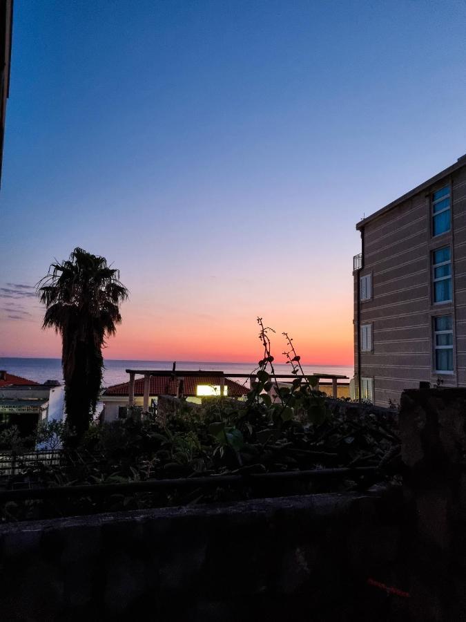 Apartments Rales Свети Стефан Екстериор снимка