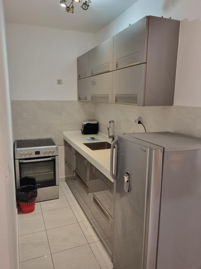 Apartments Rales Свети Стефан Екстериор снимка