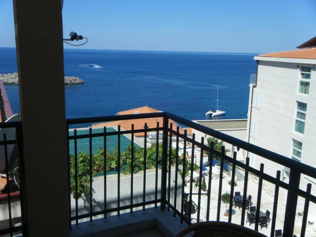 Apartments Rales Свети Стефан Екстериор снимка