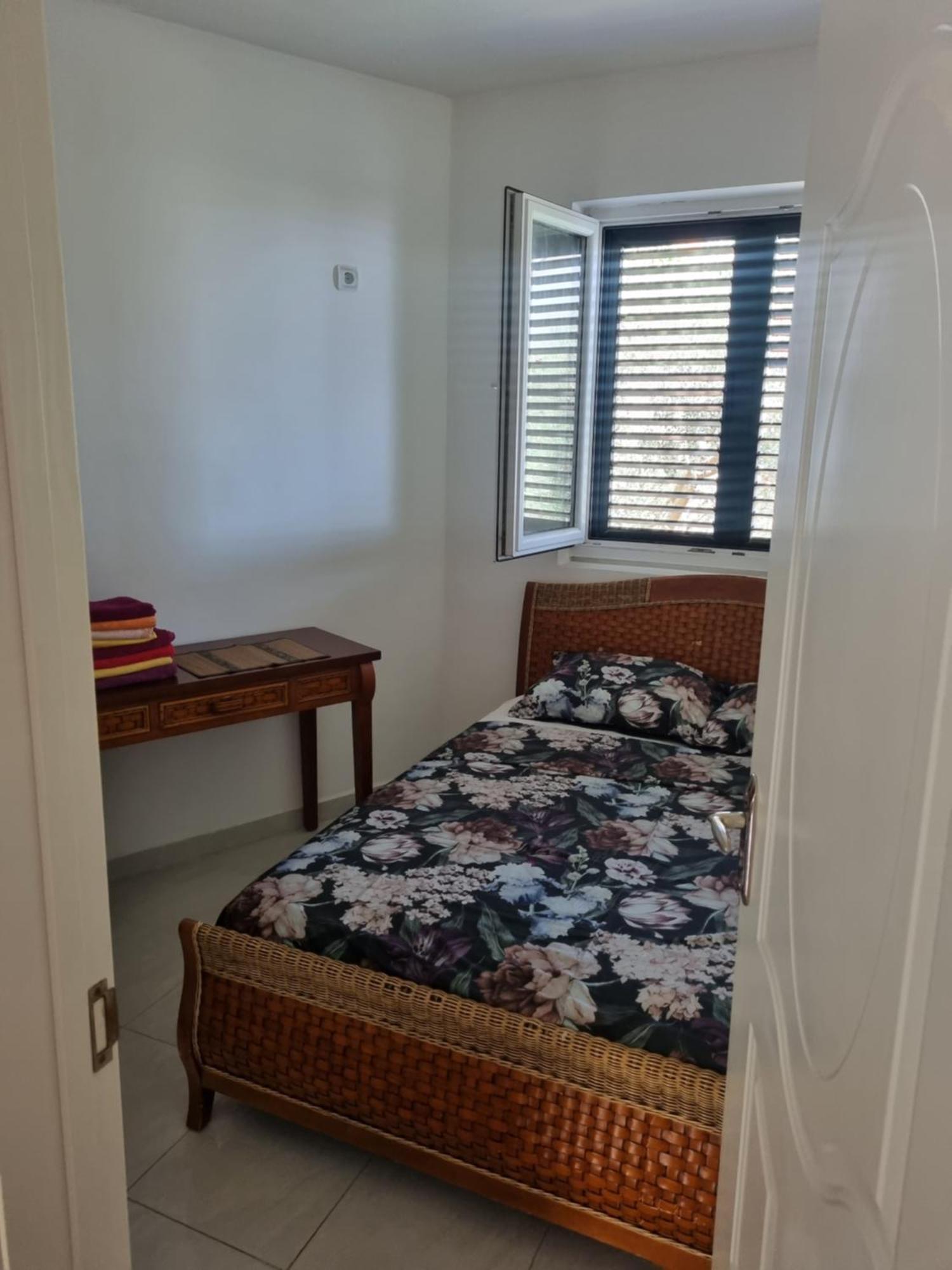 Apartments Rales Свети Стефан Екстериор снимка