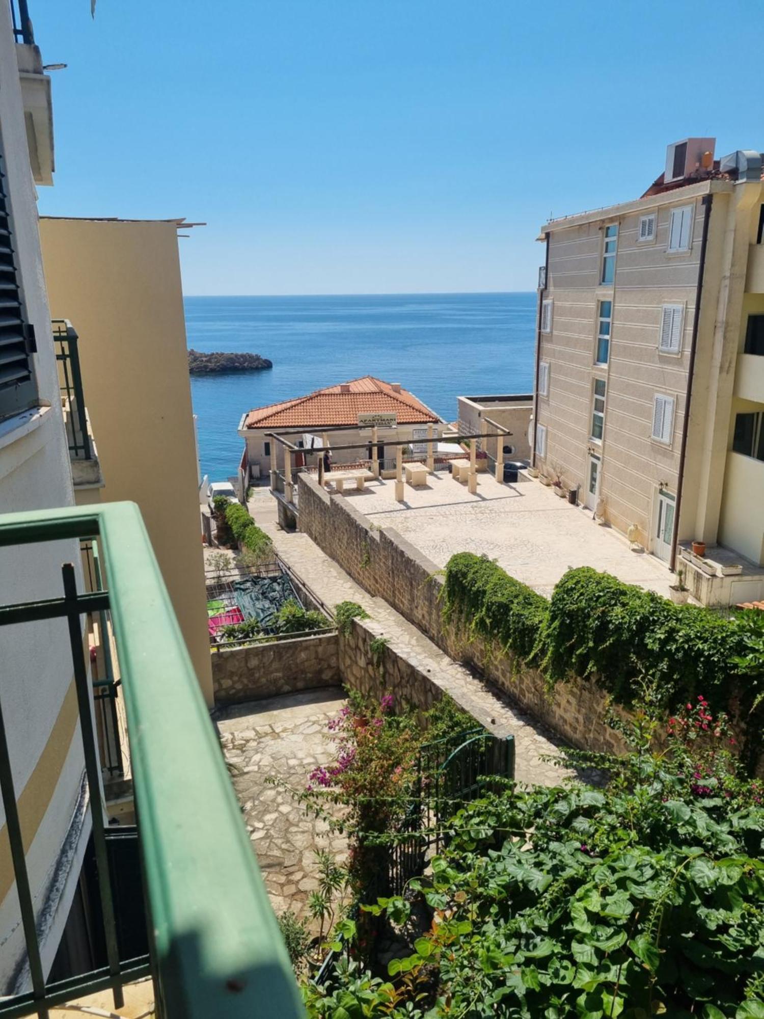 Apartments Rales Свети Стефан Екстериор снимка