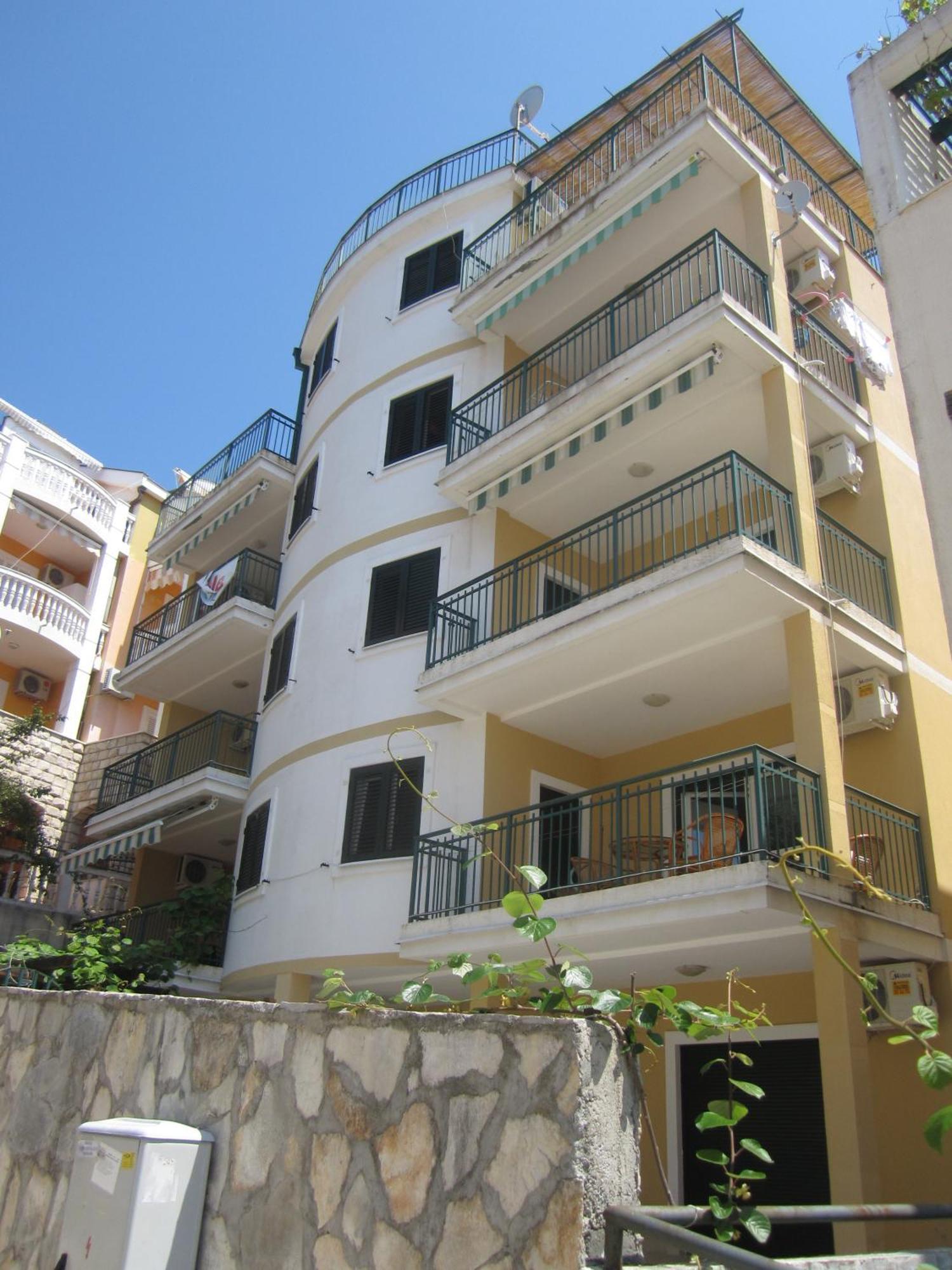 Apartments Rales Свети Стефан Екстериор снимка