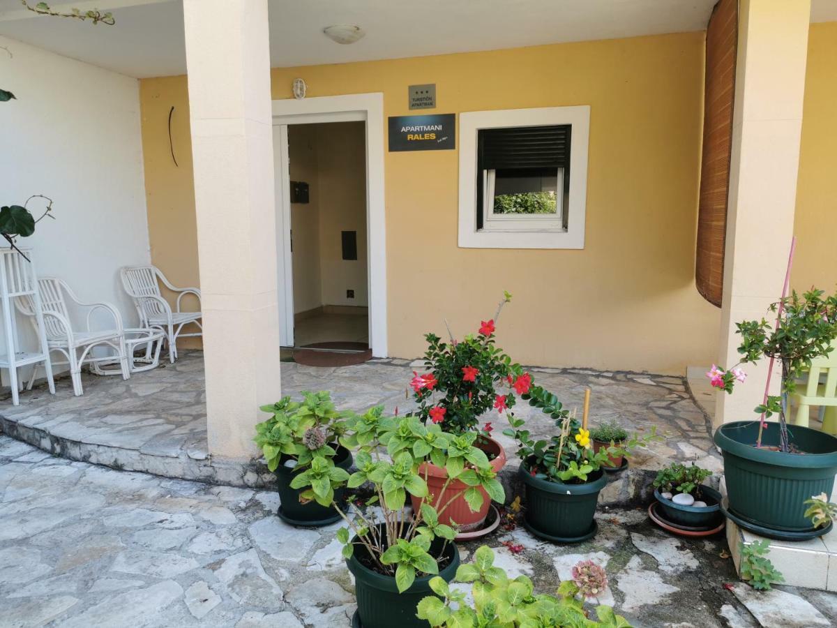 Apartments Rales Свети Стефан Екстериор снимка