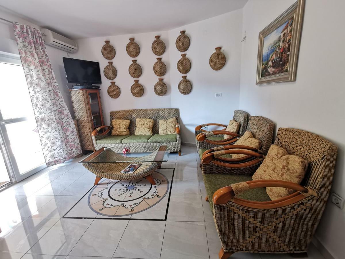 Apartments Rales Свети Стефан Екстериор снимка