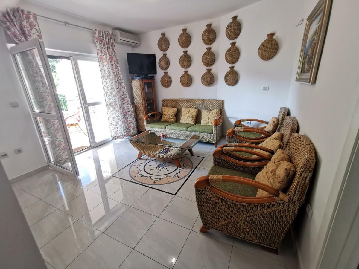 Apartments Rales Свети Стефан Екстериор снимка